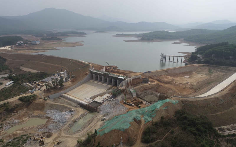 昌江县石碌水库除险加固工程迈入旧溢洪道回填施工阶段——向六月主体工程完工发起冲锋号角