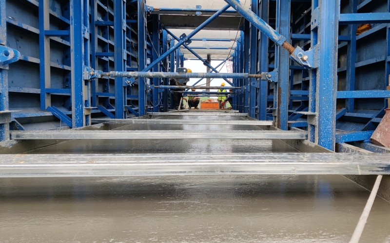 海南省琼西北供水工程西干渠新建段8#渡槽槽身首仓浇筑成功