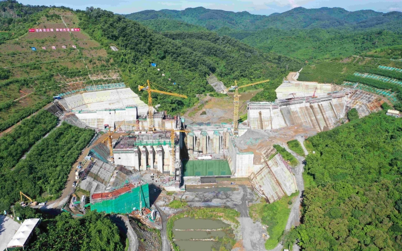 汛期雨势急，坝上施工紧——迈湾水利枢纽工程全力以赴推进项目建设