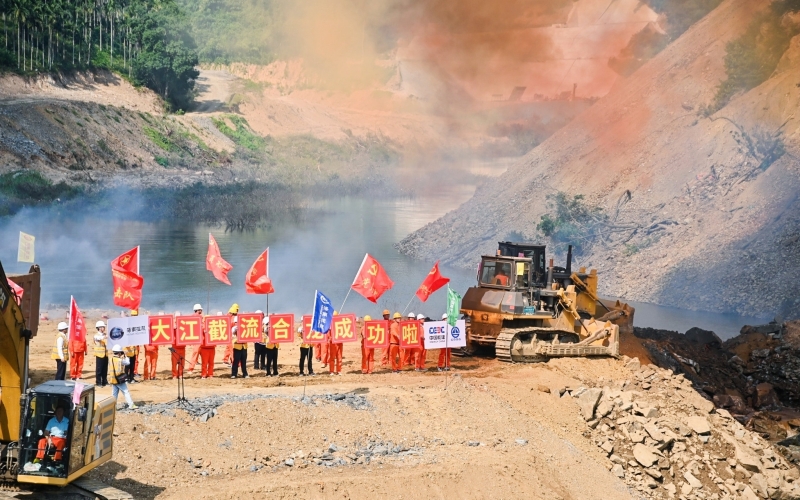 海南省南渡江迈湾和北门江天角潭水利枢纽工程同步实现大江截流